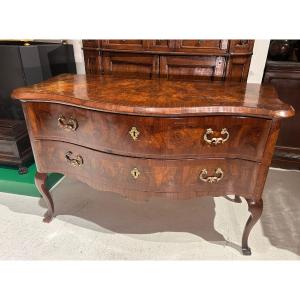 Louis XV-style Carved Chest Of Drawers In Walnut Burl, Ferrara, Mid-18th Century.