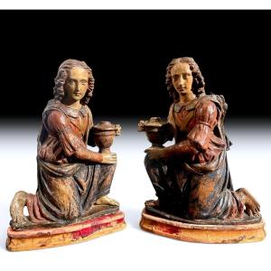 Paire d'anges florentins agenouillés en terre cuite du premier quart du XVIe siècle.