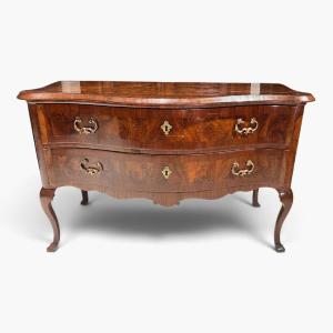 Commode Louis XV en loupe de noyer, Ferrare, milieu du XVIIIe siècle.