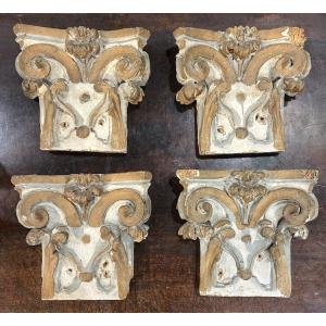 Ensemble de 4 chapiteaux en bois laqué, éléments de boiserie,  baroque tardif italie du XVIIIs.
