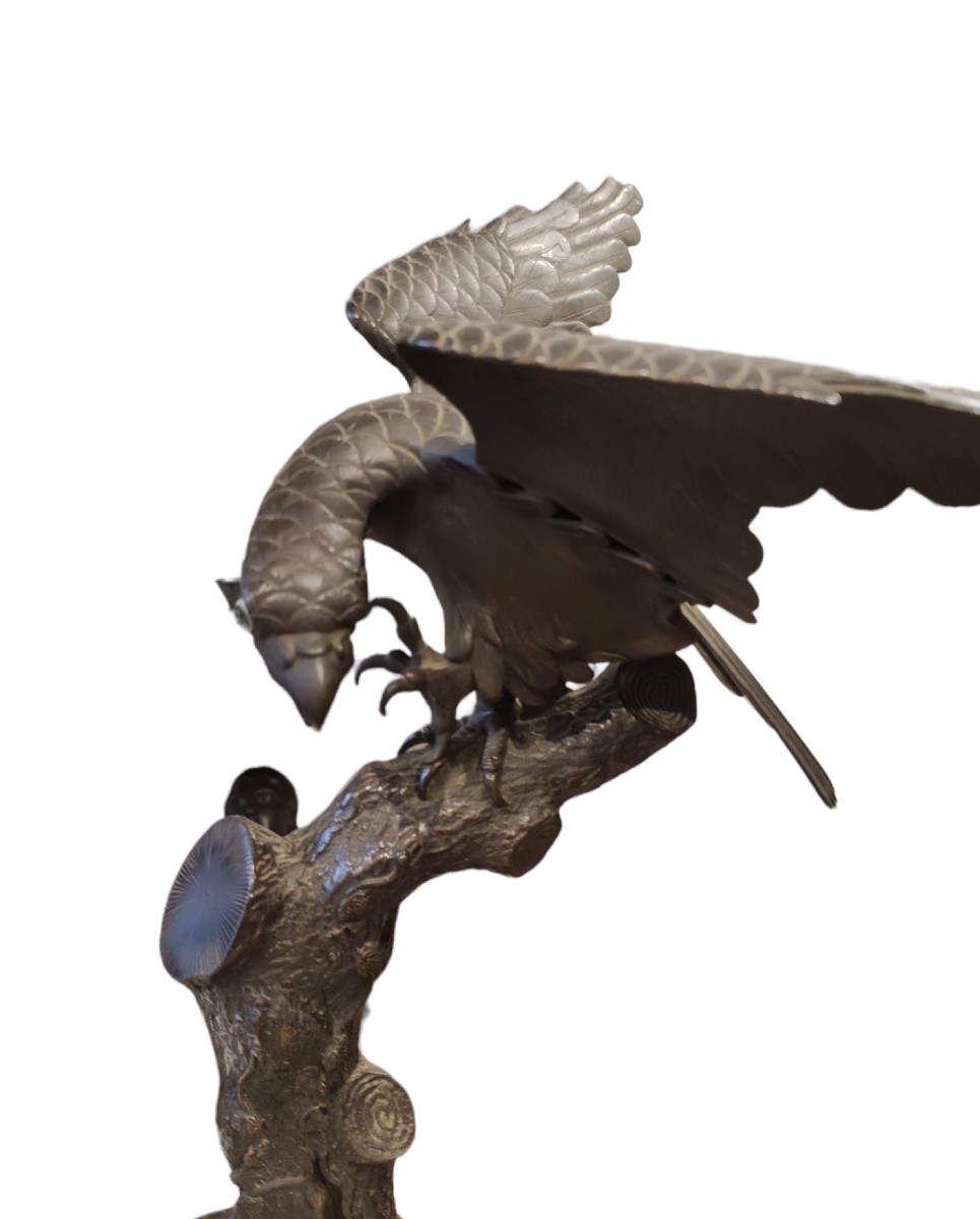 Aigle sur le tronc. Sculpture en bronze , Japan Meji  XIXème Siècle -photo-2