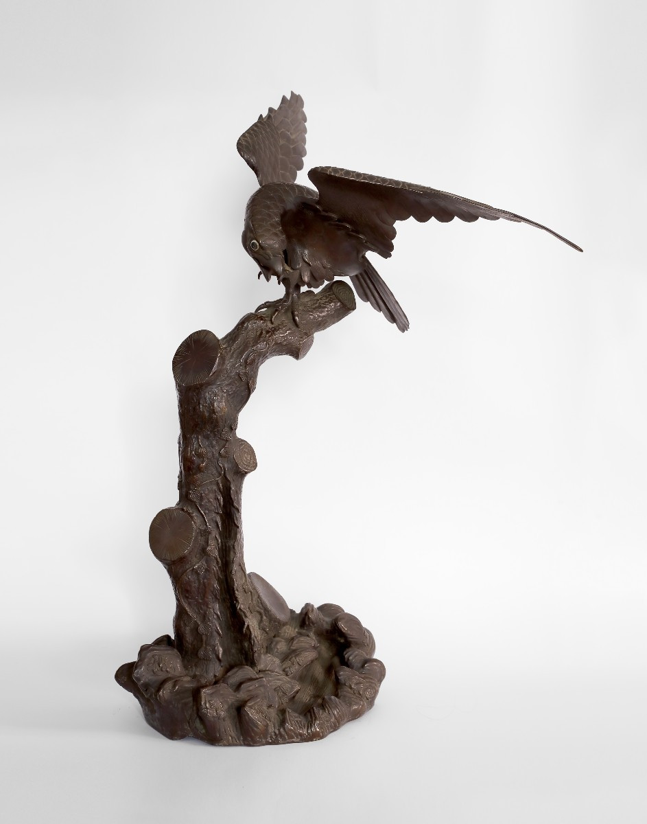 Aigle sur le tronc. Sculpture en bronze , Japan Meji  XIXème Siècle