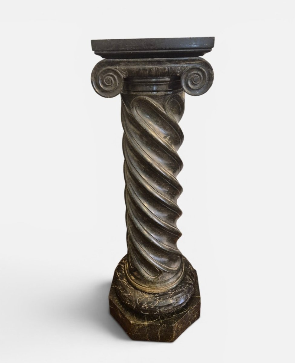colonne torsadée à chapiteau ionique, marbre . italie XIXe siècle 