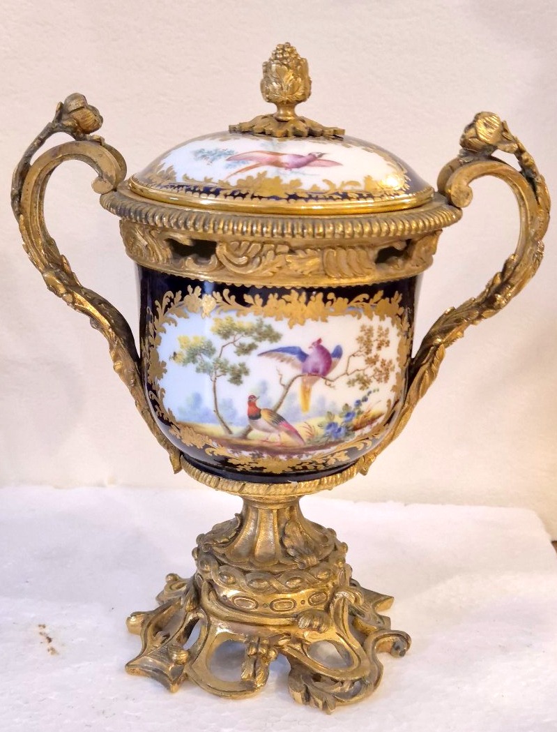 Potiche en porcelaine du type Sevres monture en ormolu XIX siécle