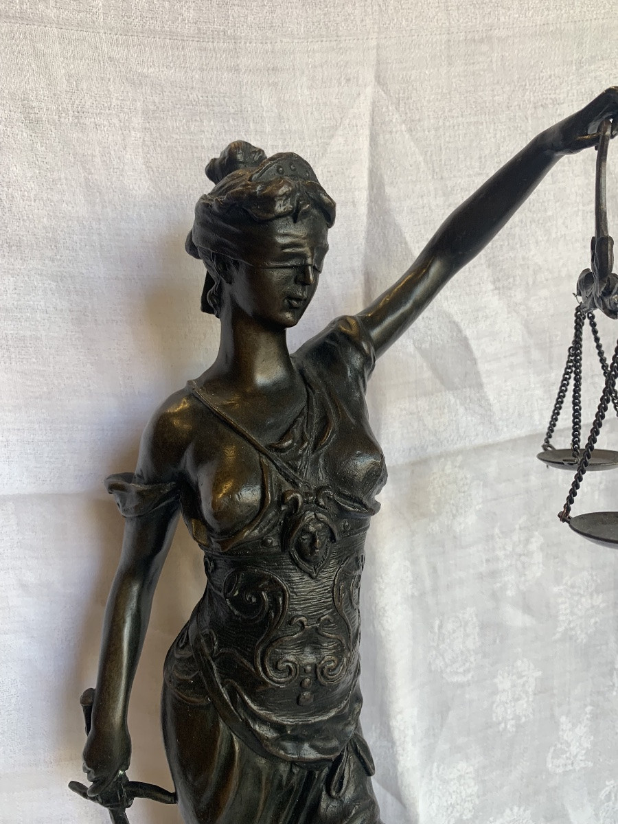 bronze représentant la déesse de la justice-photo-2