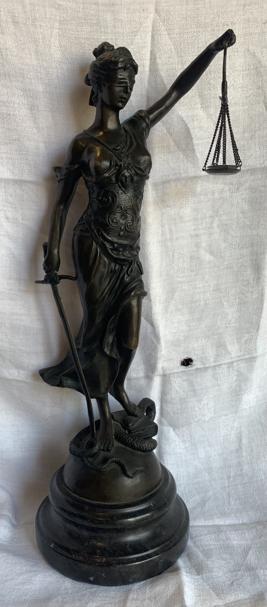 bronze représentant la déesse de la justice