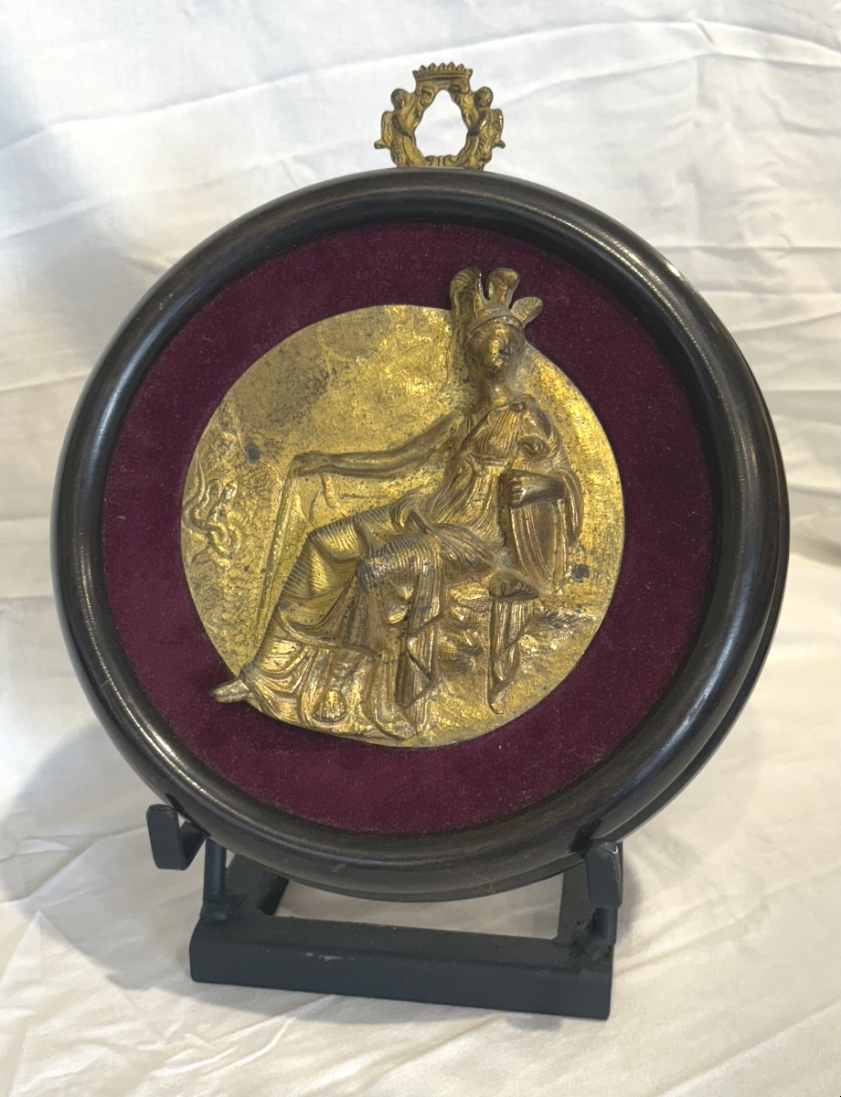 plaque en bronze doré encadrée