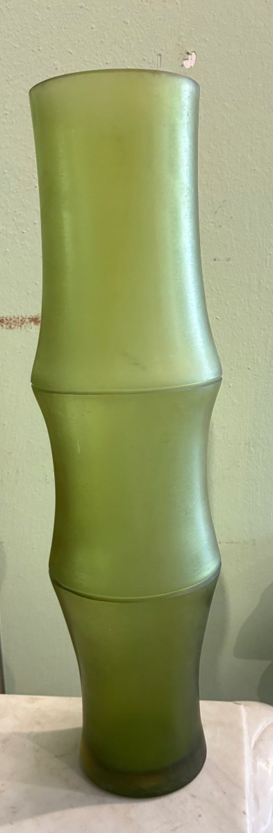 Il s'agit d'un vase de Murano des années 70, baptisé « Arcade » et signé Ivan Bay.