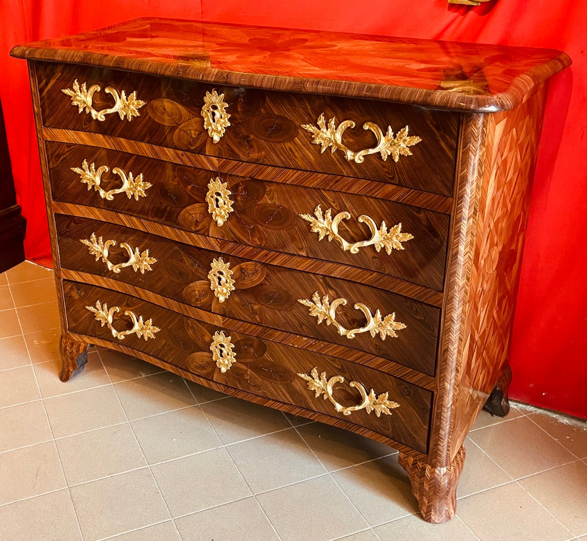 Commode en bois de violette avec poignées en bronze doré au mercure, début du XVIIIe siècle.