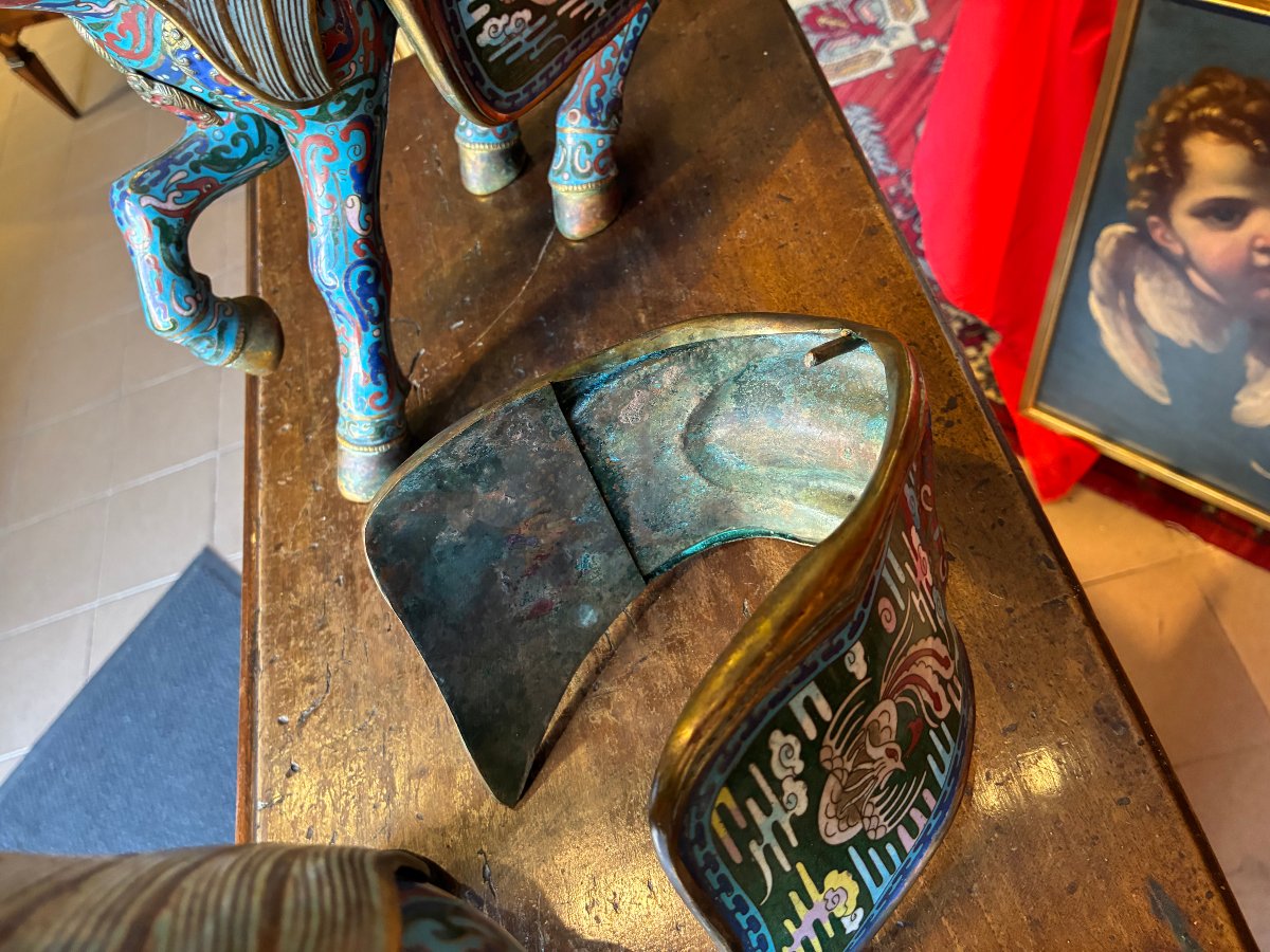 Paire de chevaux brûle-parfums en cloisonné d'origine chinoise, XIXe siècle.-photo-1
