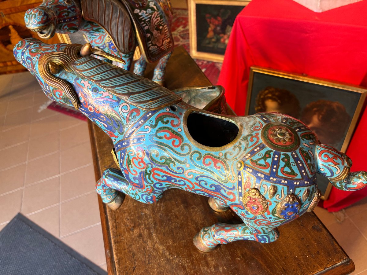 Paire de chevaux brûle-parfums en cloisonné d'origine chinoise, XIXe siècle.-photo-2