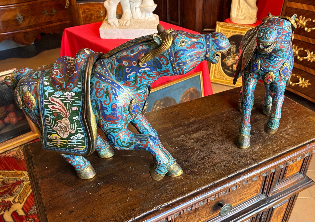 Paire de chevaux brûle-parfums en cloisonné d'origine chinoise, XIXe siècle.