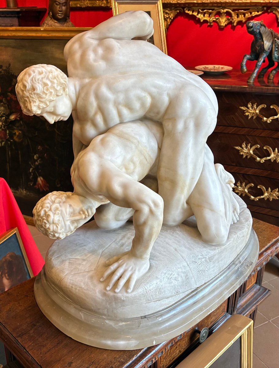 Paire de lutteurs romains en marbre de Carrare, début du XIXe siècle.