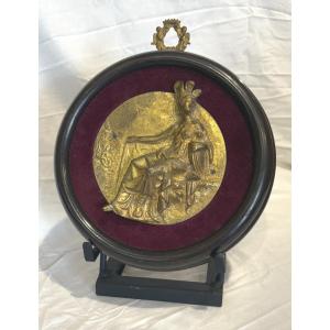 plaque en bronze doré encadrée