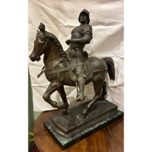 Chevalier en bronze du XIXe siècle à cheval