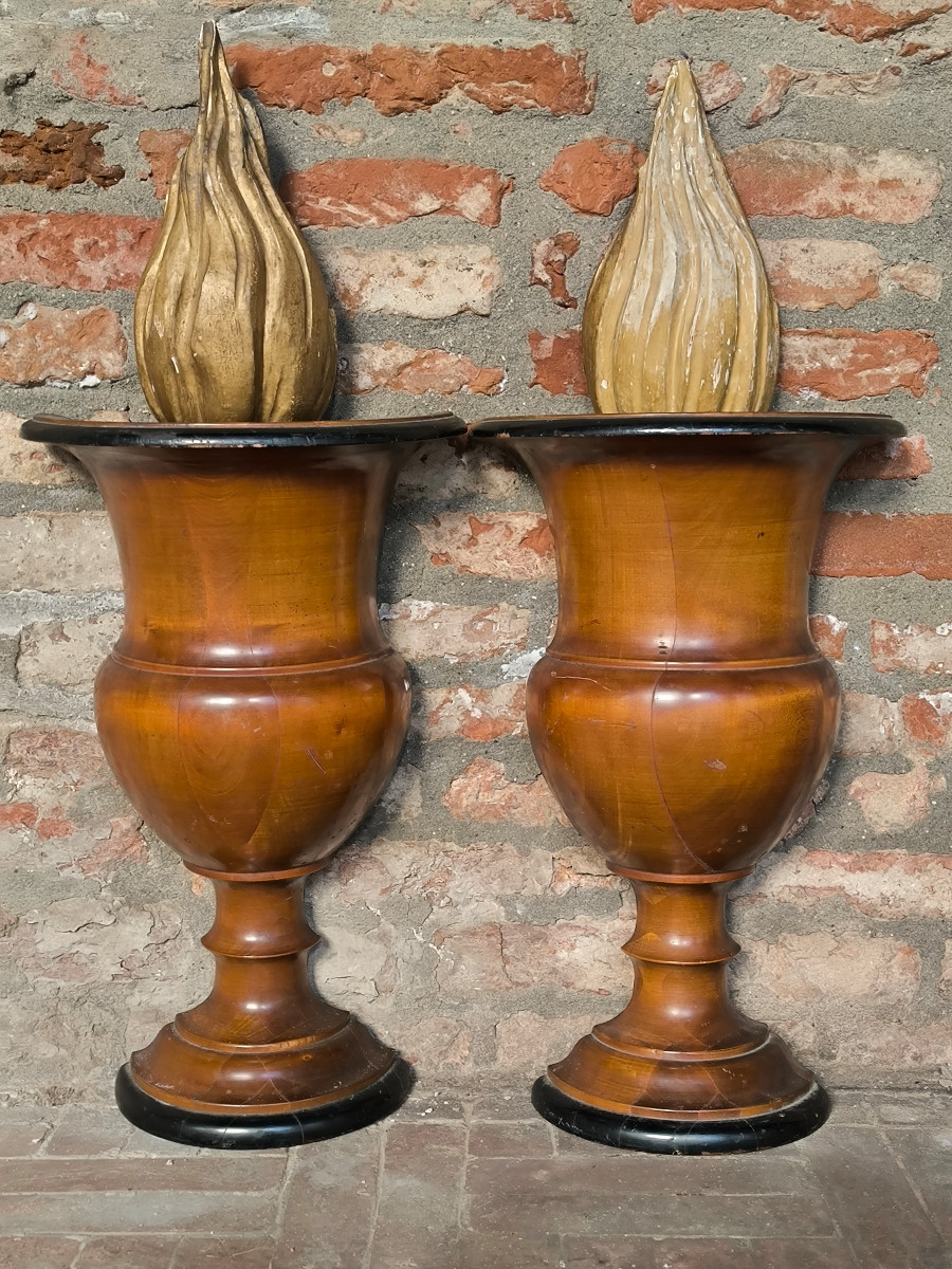 Paire de frises de théâtre représentant des brasiers ardents, manufacture du XIXᵉ siècle.