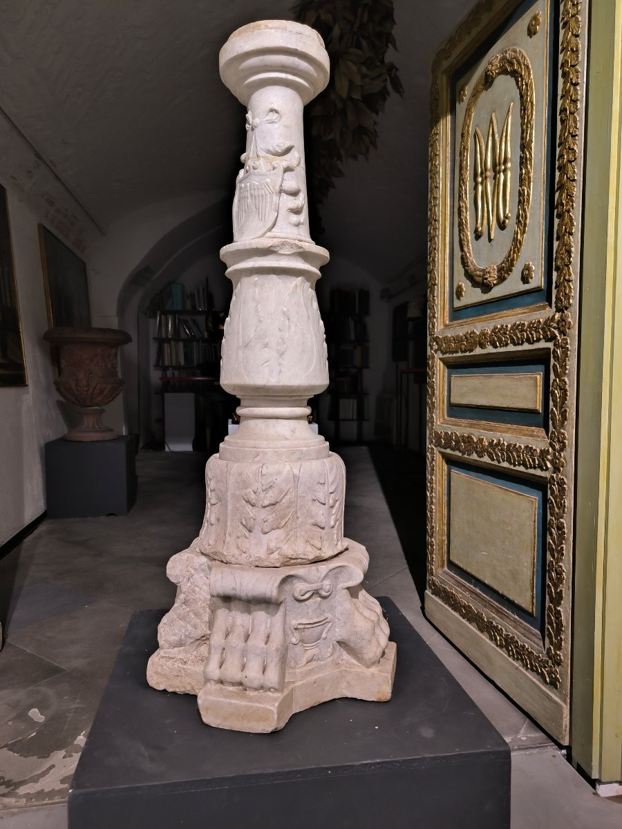 Socle de candélabre en marbre. Italie du Nord, XVIe siècle.-photo-2