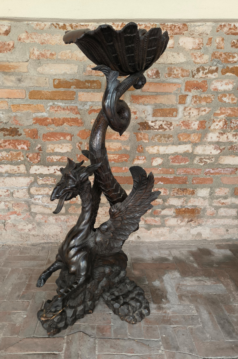 Sculpture sculptée en forme de dragon grotesque avec coquillage porte-objets. XIXe siècle.