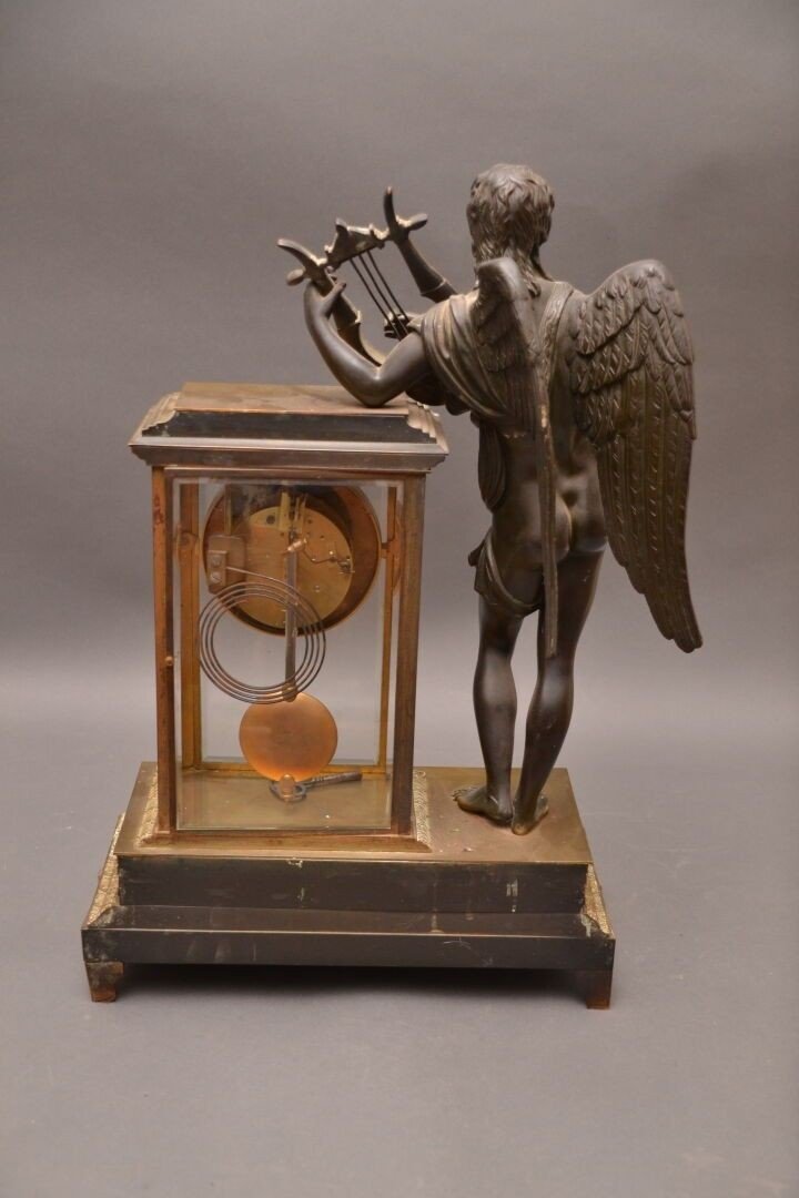 Pendule En Bronze Doré Et Bronze Patiné Et Vitré Et Flanquée d'Un Personagge à l'Ailé-photo-1