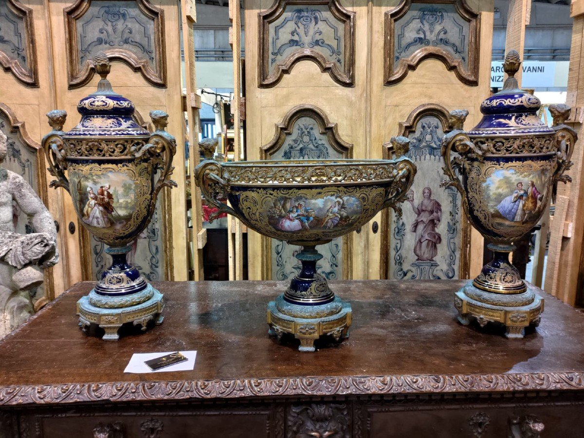 Grand Triptyque Composé De 2 Vases En Porcelaine De Sèvres, Bronze Doré, Fin XIXème Siècle