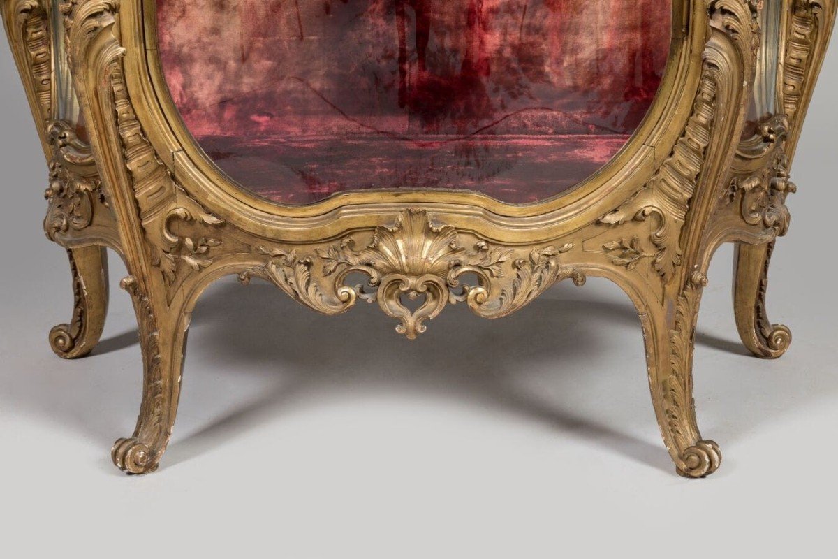 Showcase In Gilded Wood, Curved, With Leaves, Louis XV Style, 20th Century.  Small Damages-photo-1