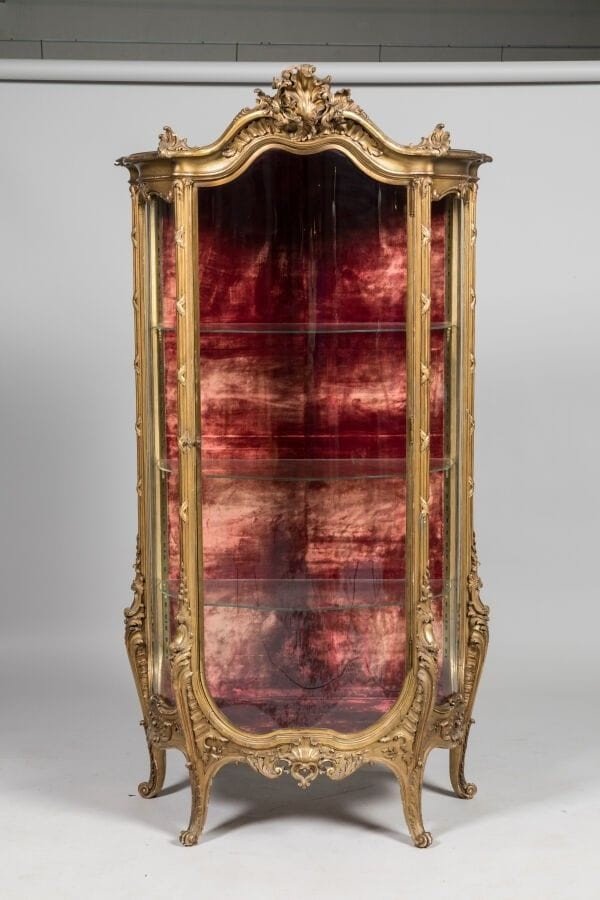 Showcase In Gilded Wood, Curved, With Leaves, Louis XVI, 20th Century.  Small Damages