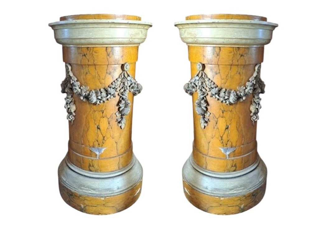 Paire De Colonnes En Bois Peint Façon Marbre Jaune à Décor De Guirlandes Fleuries