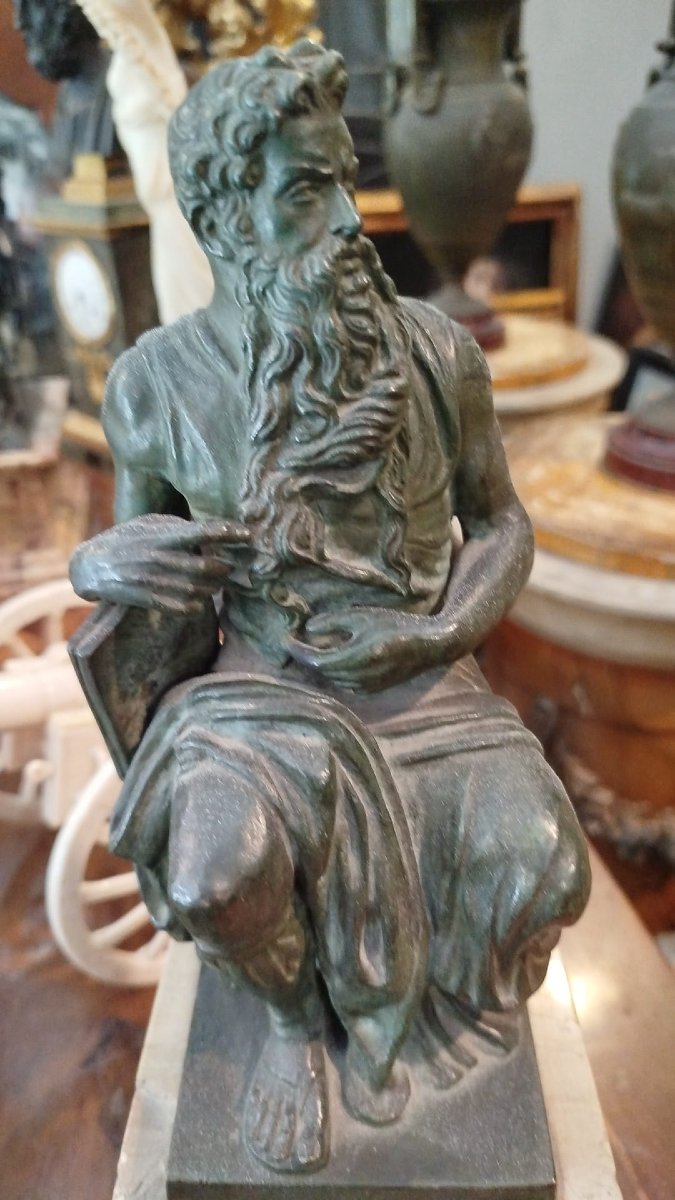 Statue en bronze d’un homme barbu assis-photo-1