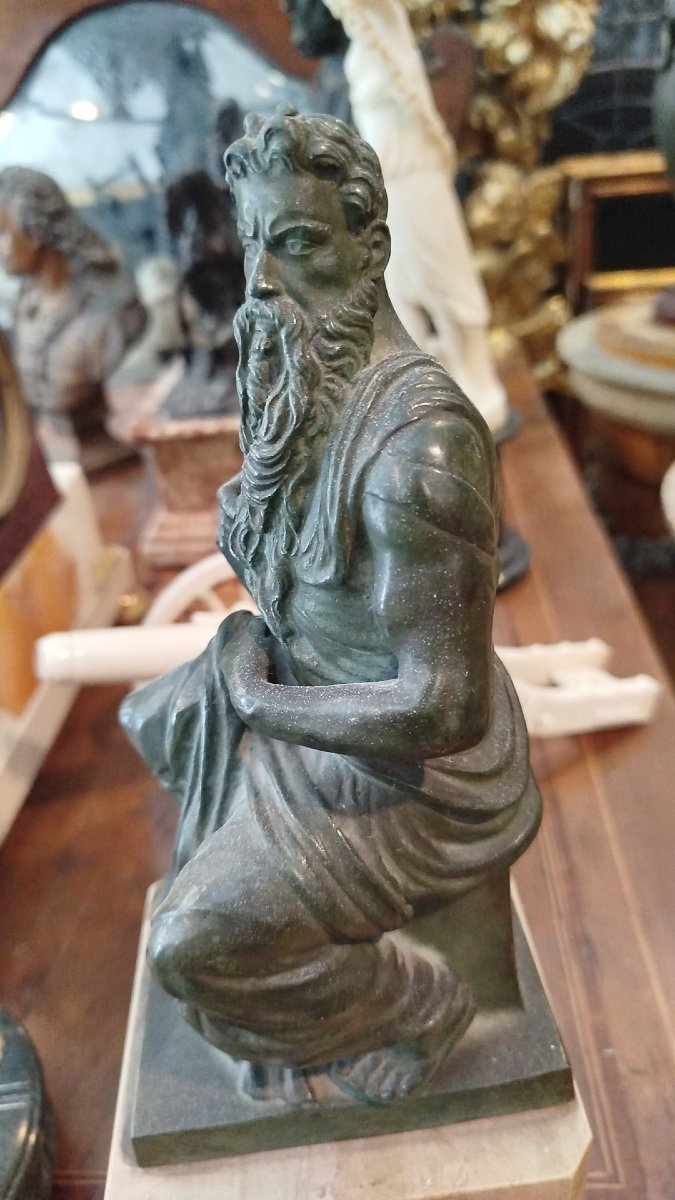 Statue en bronze d’un homme barbu assis-photo-2