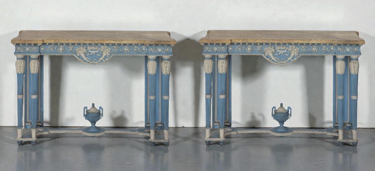 Paire de consoles néoclassiques en bois sculpté, laqué bleu Wedgwood