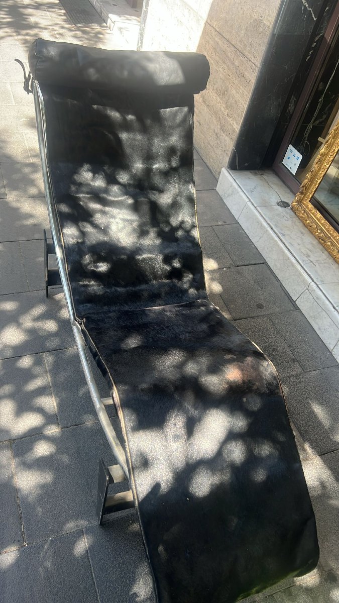 Chaise longue LC4 de style Le Corbusier avec revêtement en peau de poulain