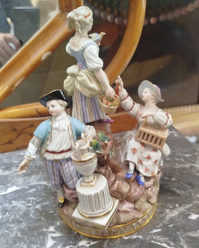 Paire de groupes en porcelaine polychrome