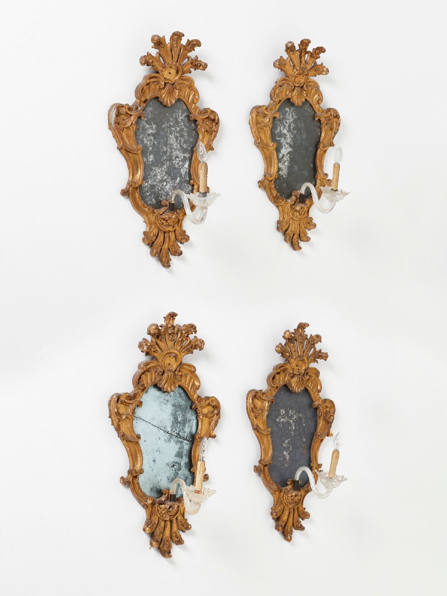 Ensemble de quatre miroirs d’applique en bois sculpté et doré, XVIIIe siècle