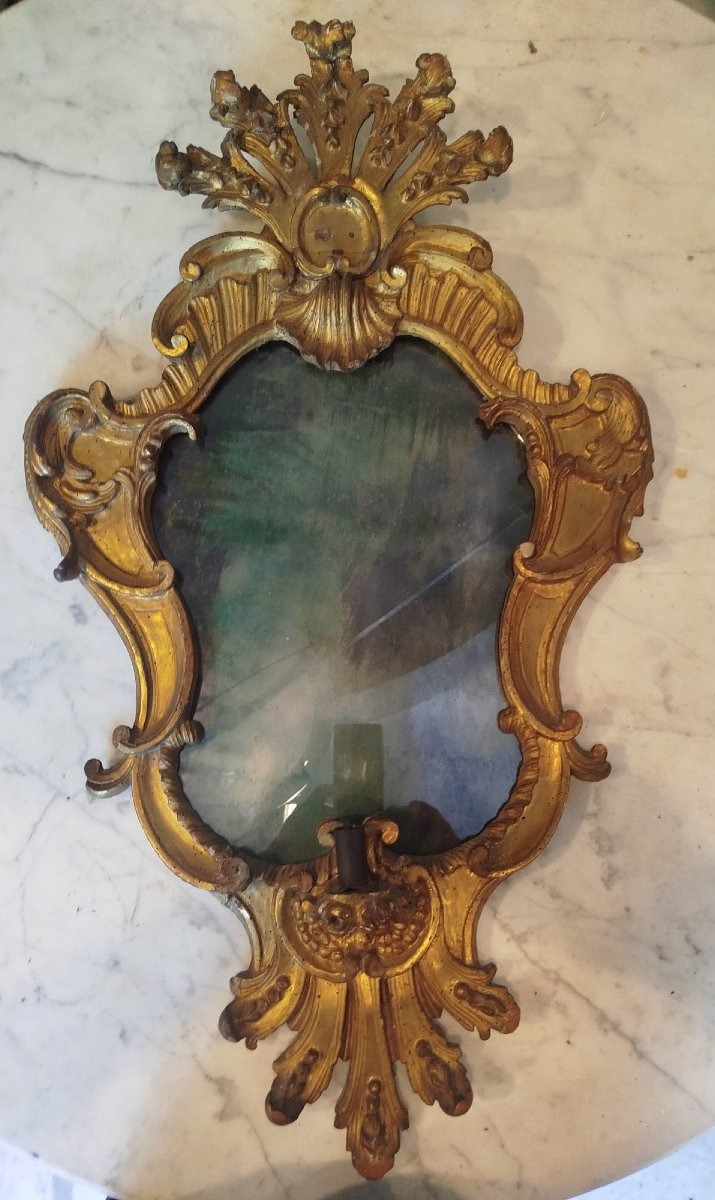 Ensemble de quatre miroirs d’applique en bois sculpté et doré, XVIIIe siècle