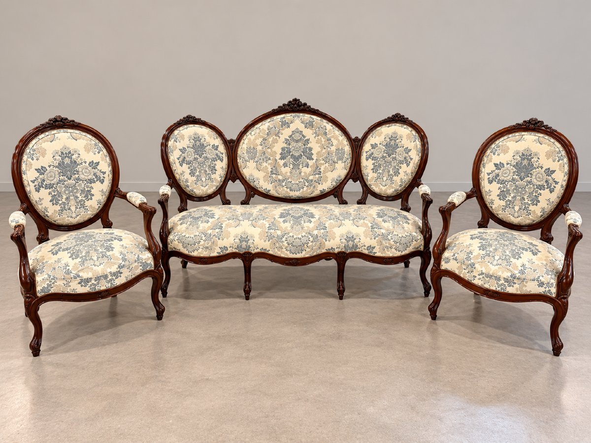 Salon français à dossiers médaillon composé d’un canapé et de deux fauteuils, XIXe siècle