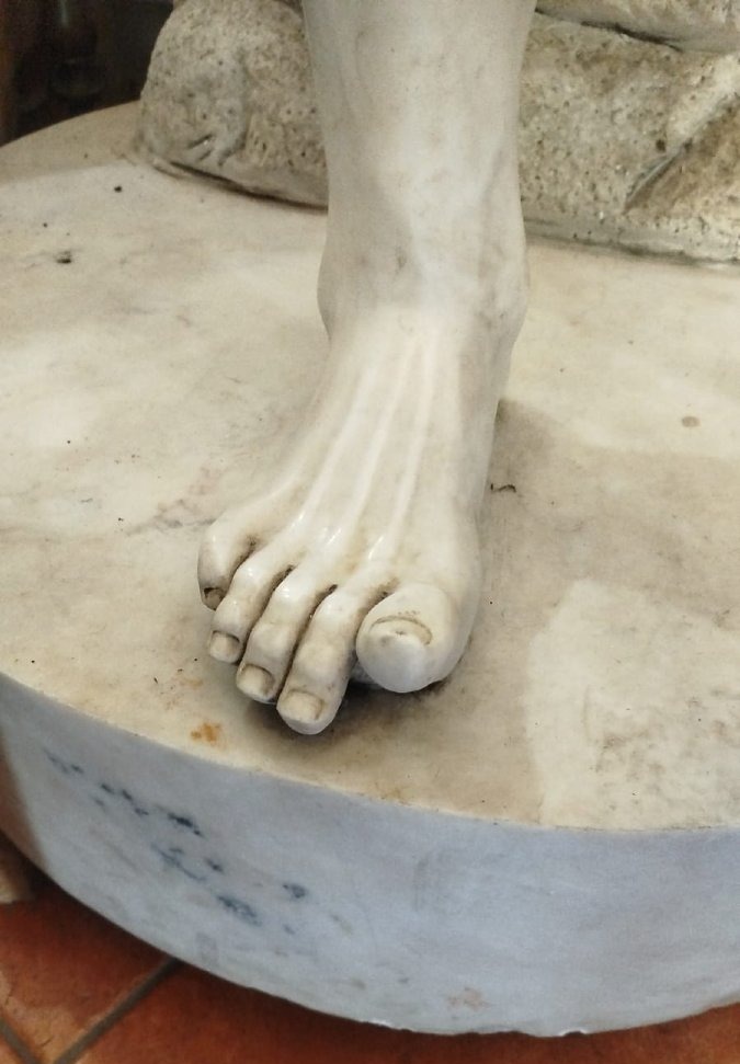 Grande sculpture en marbre statuaire « Le Tireur d’épine »-photo-4