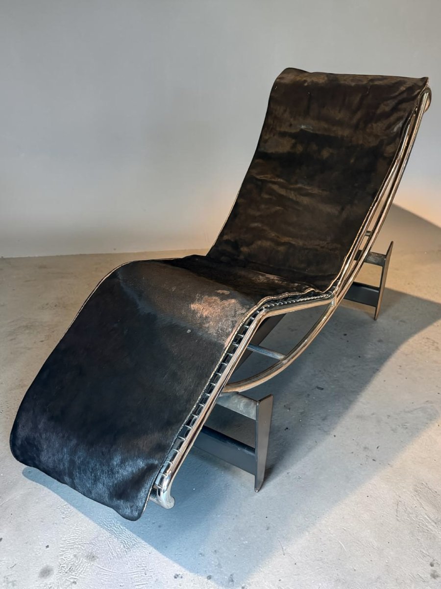 Chaise Longue style Le Corbusier LC4 – Peau de poulain noire et structure chromée
