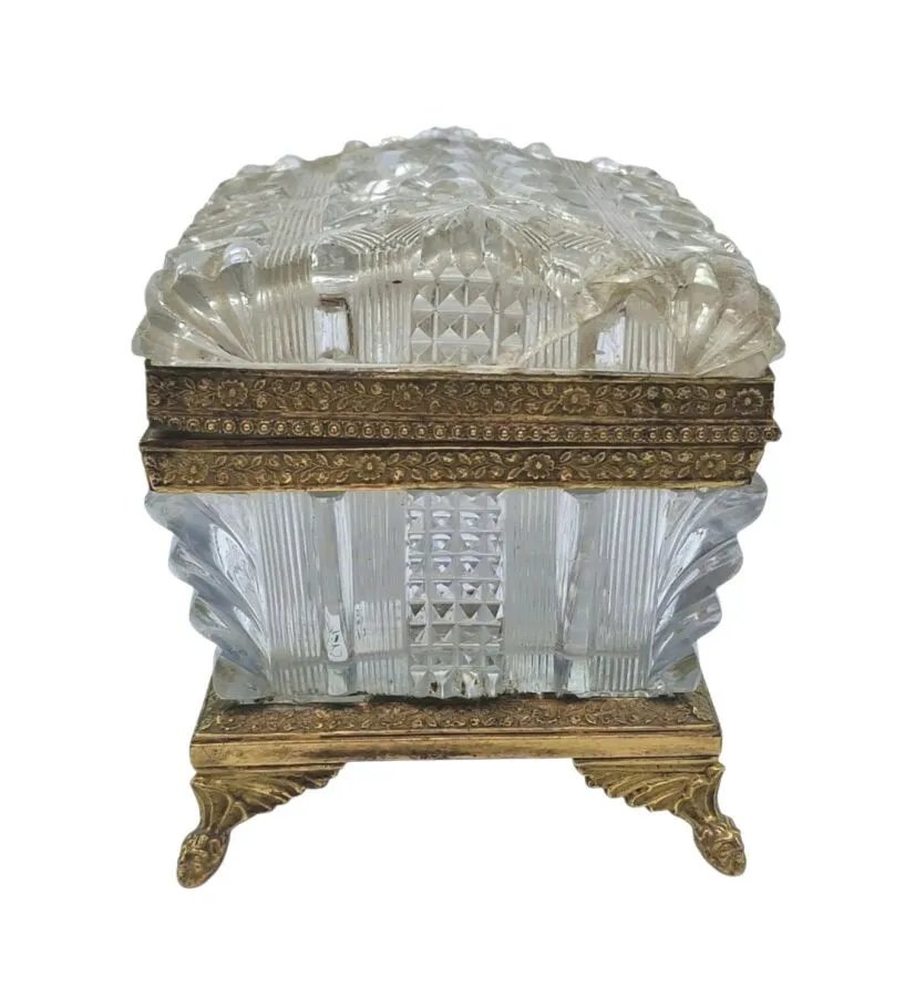 Raffiné coffret en cristal du Creusot, taillé en pointes de diamant, avec une élégante monture -photo-1