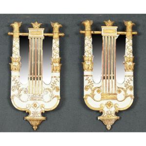 Paire de miroirs de forme lyre à décors de grappes et fleurs dorées et têtes d'aigle