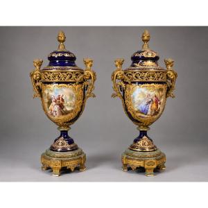 Vases en porcelaine de Sèvres avec montures en bronze doré