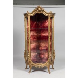 Showcase In Gilded Wood, Curved, With Leaves, Louis XV Style, 20th Century.  Small Damages