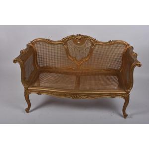 Petit Canapé De Style Louis XV En Bois Doré, à Fond De Canne. L. 132 Cm