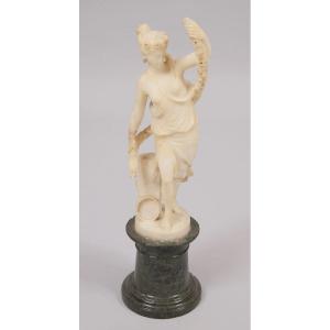 Alabaster Statuette, Green Marble Base. Italian Work From The First Part Of The 19th Century 