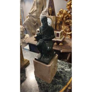Statue en bronze d’un homme barbu assis