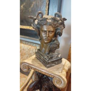 Un rare buste en bronze représentant Méduse.