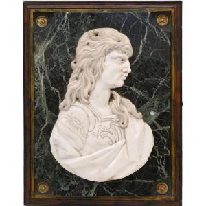 Profil en marbre blanc, représentant probablement Héraclès avec sa coiffe en peau de lion.