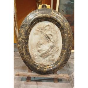 Bas-relief représentant un Satyre séduisant Vénus, encadrement en marbre gris de Grèce