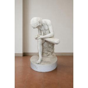 Grande sculpture en marbre statuaire « Le Tireur d’épine »