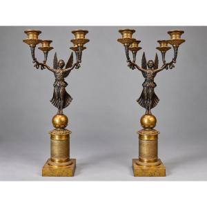 Paire de grands candélabres en bronze doré et patiné aux Victoires ailées – Style Empire