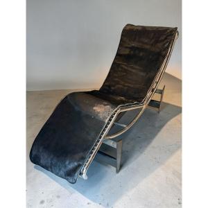 Chaise Longue style Le Corbusier LC4 – Peau de poulain noire et structure chromée